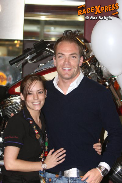 Robert Doornbos met Hard Rock café Babe/photo by Bas Kaligis/www.Pitbabe.net